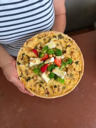 Eén van onze allereerste quiches ooit, en nog steeds niet weg te denken uit ons assortiment. Met romige gerijpte camembert, broccoli, knapperige cashews en een vleugje chili. 
⠀⠀⠀⠀⠀⠀⠀⠀⠀
Vergeet niet te bestellen voor kerst, we zijn woensdag 24 december nog geopend van 10:00-16:00. Eerste en tweede kerstdag zijn we gesloten en gaan we zelf genieten van een tafel vol lekkers ❤️.
⠀⠀⠀⠀⠀⠀⠀⠀⠀
#quiche #quiches  #hartigetaart #hartigetaarten