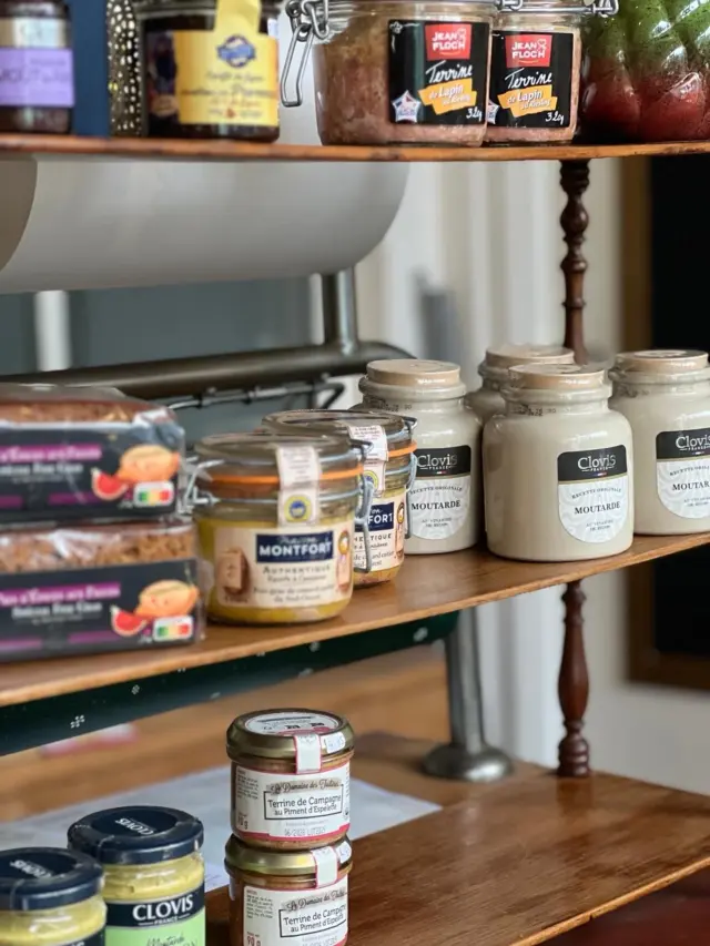 Naast onze quiches vind je in de winkel ook een selectie zoete en hartige lekkernijen, allemaal rechtstreeks uit Frankrijk 🇫🇷
⠀⠀⠀⠀⠀⠀⠀⠀⠀
Met heel veel plezier halen we elk product zelf over de grens — zorgvuldig gekozen en met trots in onze winkel gelegd.
⠀⠀⠀⠀⠀⠀⠀⠀⠀
Nog zin in iets lekkers voor kerst? Woensdag 24 december zijn wij nog open tot 16:00, erna sluiten we de deuren voor kerst. 
⠀⠀⠀⠀⠀⠀⠀⠀⠀
#quiche #quiches  #hartigetaart #hartigetaarten