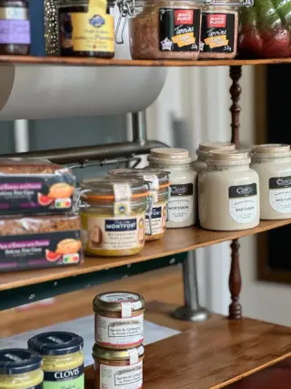 Naast onze quiches vind je in de winkel ook een selectie zoete en hartige lekkernijen, allemaal rechtstreeks uit Frankrijk 🇫🇷
⠀⠀⠀⠀⠀⠀⠀⠀⠀
Met heel veel plezier halen we elk product zelf over de grens — zorgvuldig gekozen en met trots in onze winkel gelegd.
⠀⠀⠀⠀⠀⠀⠀⠀⠀
Nog zin in iets lekkers voor kerst? Woensdag 24 december zijn wij nog open tot 16:00, erna sluiten we de deuren voor kerst. 
⠀⠀⠀⠀⠀⠀⠀⠀⠀
#quiche #quiches  #hartigetaart #hartigetaarten