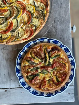 Pasen staat voor de deur! 🐣🌷
⠀⠀⠀⠀⠀⠀⠀⠀⠀
Zin in iets écht lekkers dit paasweekend? Onze hartige taarten staan klaar om jouw brunch, lunch of borrel extra bijzonder te maken 🥧✨. 
Van rijkgevulde klassiekers tot verrassende seizoenssmaken — er is voor iedereen wat wils! Perfect om te delen (of lekker zelf van te genieten 😉).
We zijn vandaag en morgen (zaterdag 4 april) nog tot 18:00 open. Eerste en Tweede Paasdag zijn we gesloten. Volgende week woensdag en donderdag zijn we ook gesloten, vrijdag 10 april zijn we weer open. 
⠀⠀⠀⠀⠀⠀⠀⠀⠀
#quiche #quiches  #hartigetaart #hartigetaarten