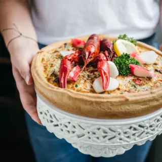 Vandaag zijn we voor het laatst open voordat we er even tussenuit gaan om op te laden. Tijd om de batterij weer op te laden, zodat we daarna met net zoveel liefde en plezier de lekkerste hartige taarten voor jullie kunnen bakken 💛
⠀⠀⠀⠀⠀⠀⠀⠀⠀
Dus... ben je lekker in de stad met dit mooie weer? Kom gezellig nog even langs voor je favoriete hartige taart of neem iets lekkers mee naar huis.
⠀⠀⠀⠀⠀⠀⠀⠀⠀
We wensen jullie een heerlijke zomer en zien jullie snel weer terug! 🌞