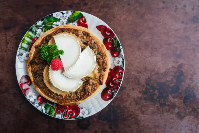 Vanaf morgen zijn we er weer! 🙋‍♀️
Na lekker op te hebben geladen tijdens onze vakantie hebben we genoeg nieuwe ideeën, smaken en lekkernijen en staat de winkel morgen weer bomvol. 
Loop gezellig langs, trakteer jezelf op iets lekkers en kom ontdekken! 💗